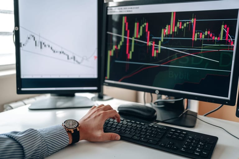 Sensor Celexa Pro: market charts displayed on a monitor