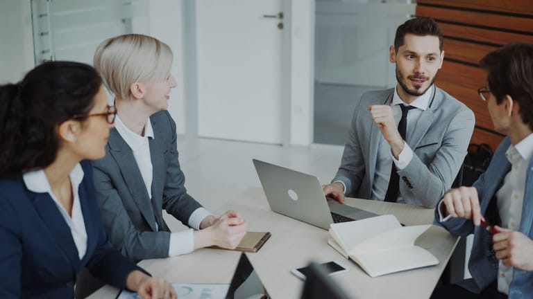 Sensor Flarex Xp: a team meeting in an office
