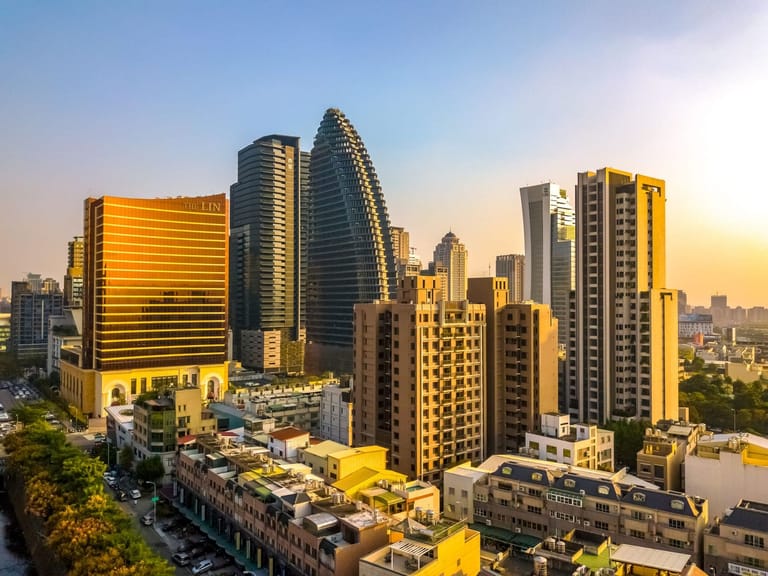 Snap Manerix +X: the skyline of a business district