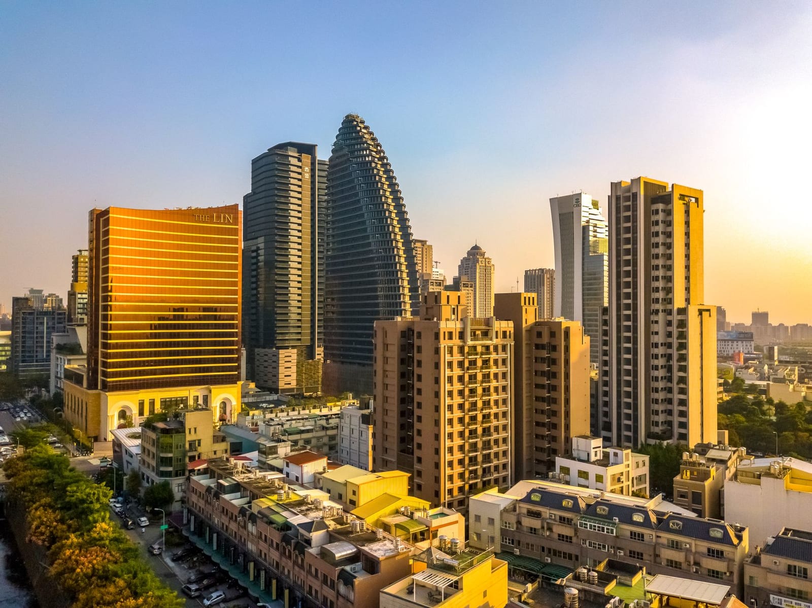 Snap Manerix +X: Editorial illustration: the skyline of a business district. Not a verified product screenshot.